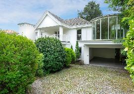 Wohnimmobilien in Österreich - Weißes Haus in Wien im exklusiven Grinzing-Bereich zu verkaufen